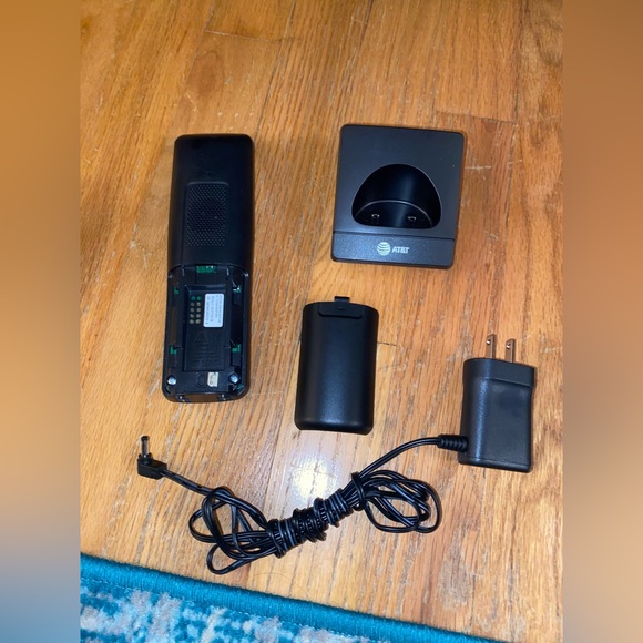 AT&T cordless phone DLP73510 - 3 hand sets with base and cords, no batteries NEW - Picture 6 of 10